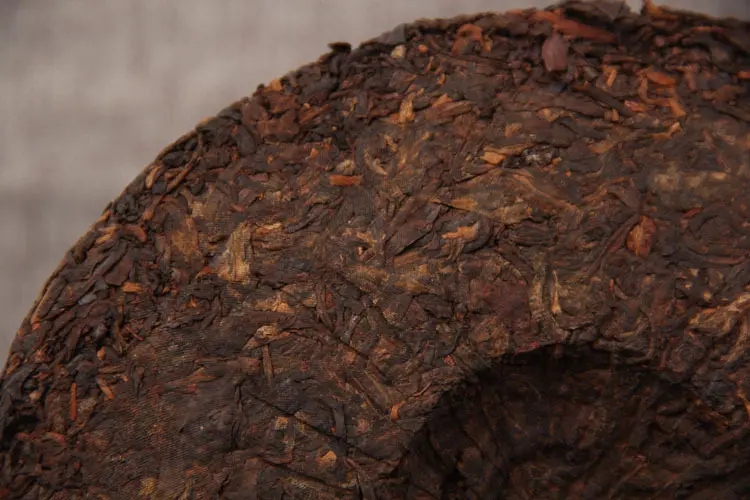 如何判斷普洱茶是否發(fā)霉？發(fā)霉的普洱茶應(yīng)該怎么處理？