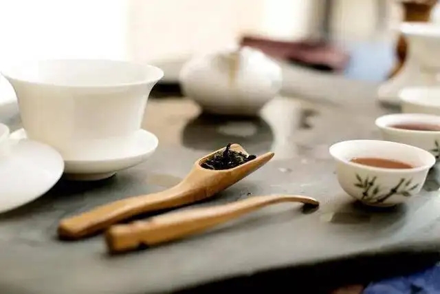 為什么有時(shí)喝茶嗓子會(huì)發(fā)干？